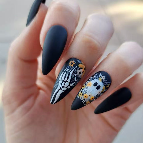 Kunstnägel Im Kreativen Totenkopf-Design Karnz