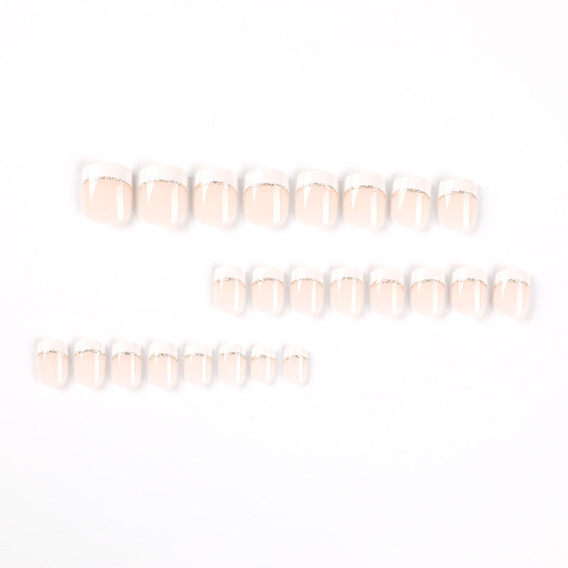 Kunstvolle Nagelverlängerungen mit elegantem French-Tip und Goldakzenten Karnz