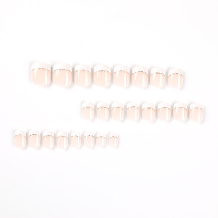 Kunstvolle Nagelverlängerungen mit elegantem French-Tip und Goldakzenten Karnz