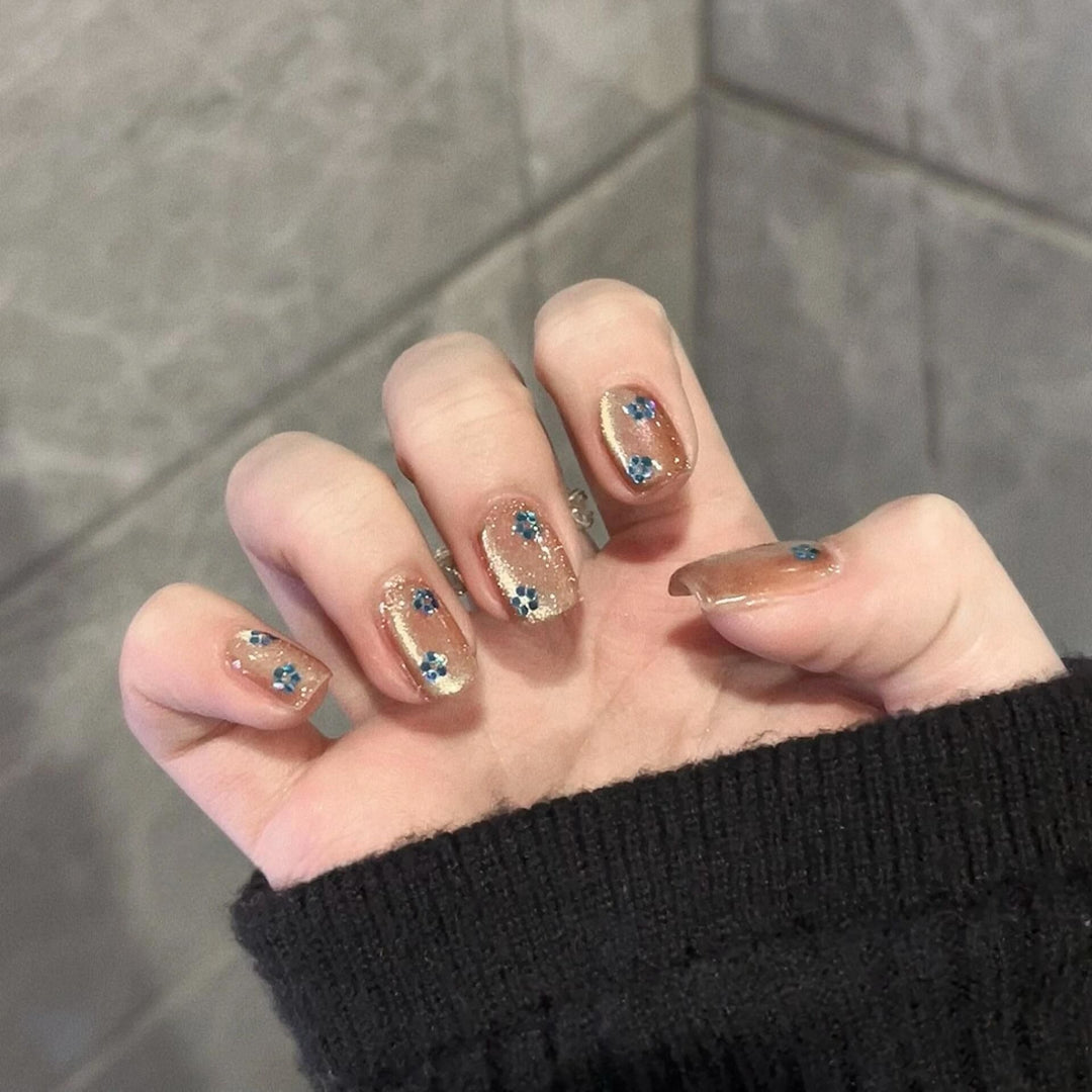 Glitzernde Kunstnägel mit Floralem Design Karnz