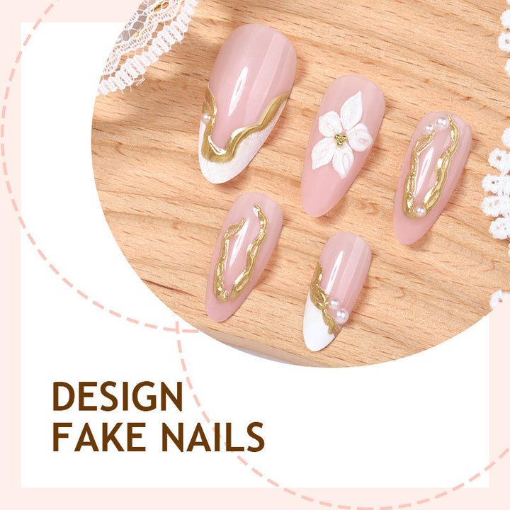 Kunstnagelset mit eleganten Goldakzenten und Blumendekoren Karnz