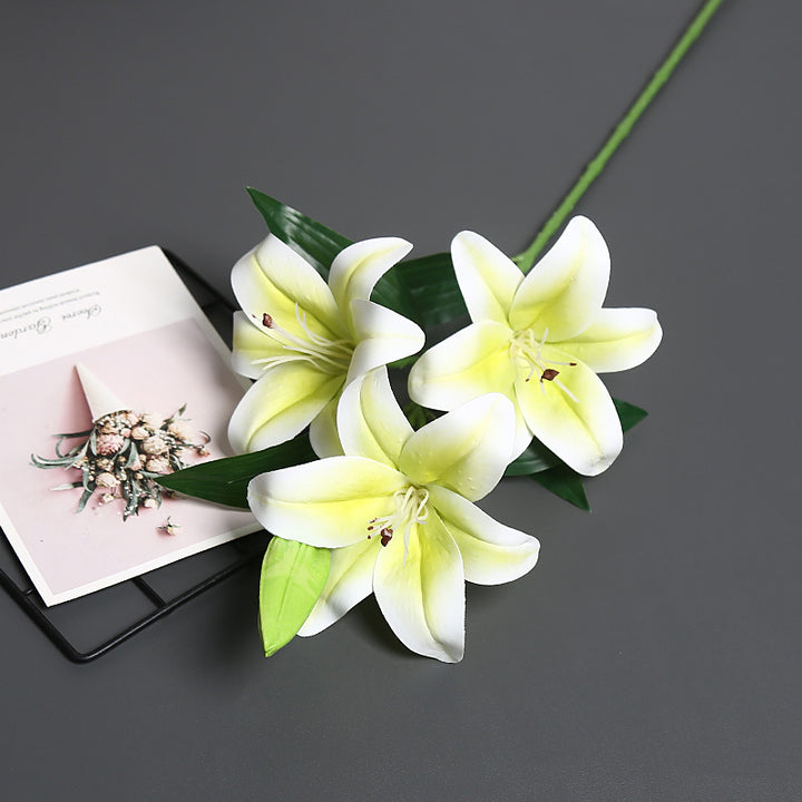 Lebensechter künstlicher Lilienstrauß