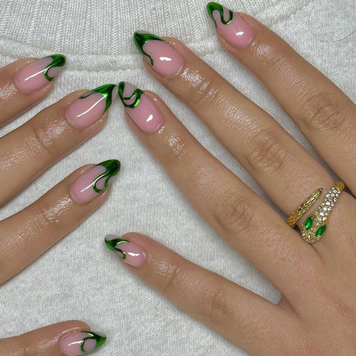 Elegante Nagelkunst mit stilvollen grünen Akzenten und Hochglanzfinish Karnz