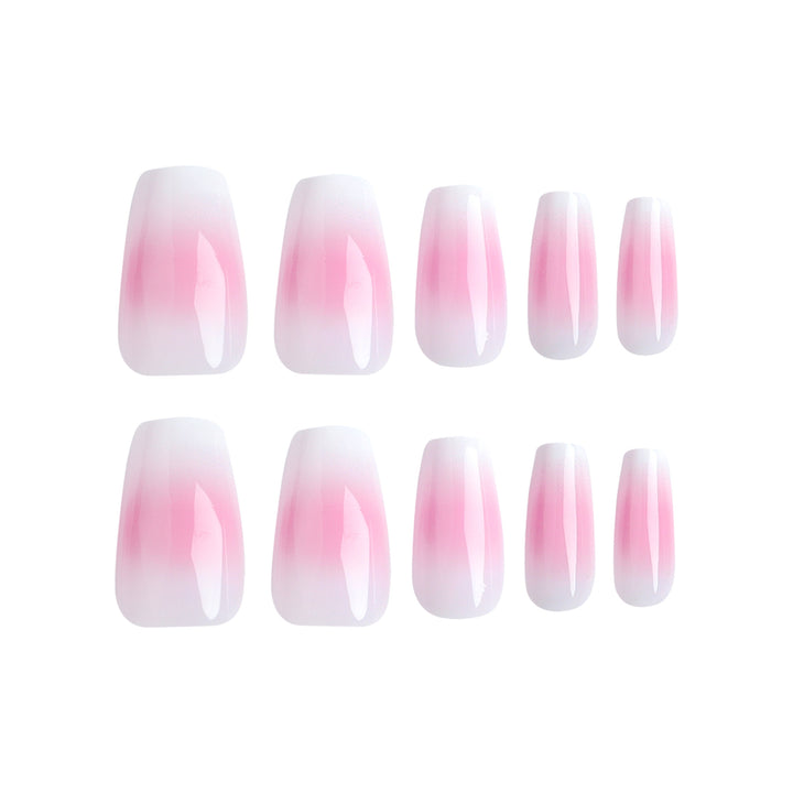 Kunstvolle Nagelverlängerungen mit zartem Ombre-Effekt Karnz