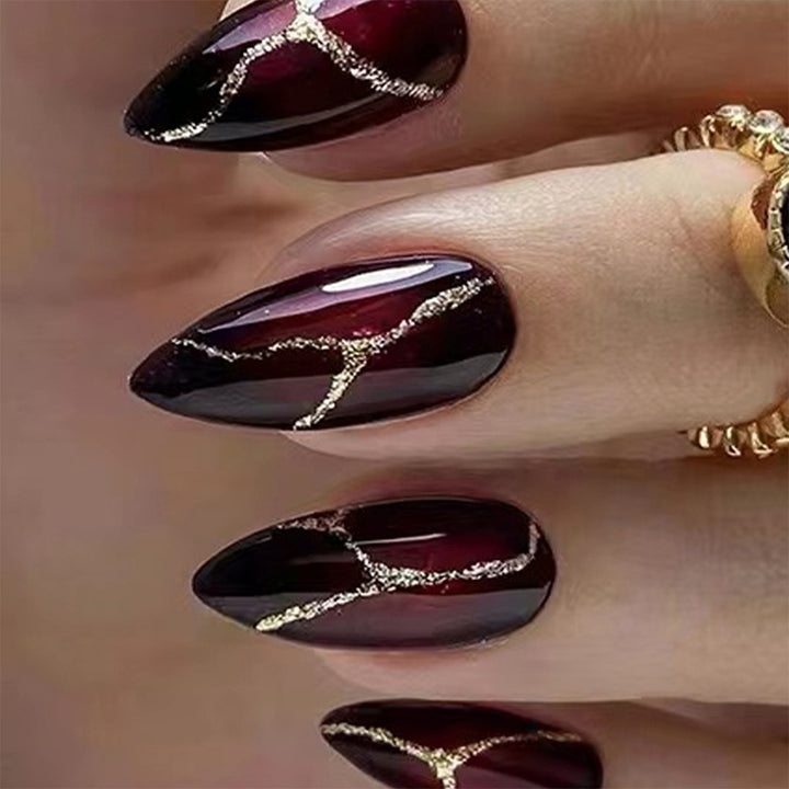 Elegante Kunstnägel mit goldenen Akzenten Karnz