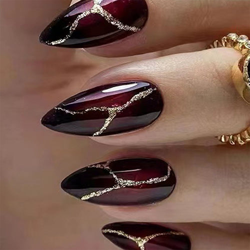 Elegante Kunstnägel mit goldenen Akzenten Karnz