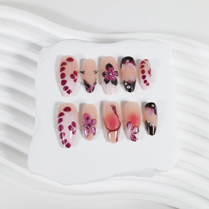 Kunstnagelset mit eleganten floralem Design und glänzenden Akzenten Karnz