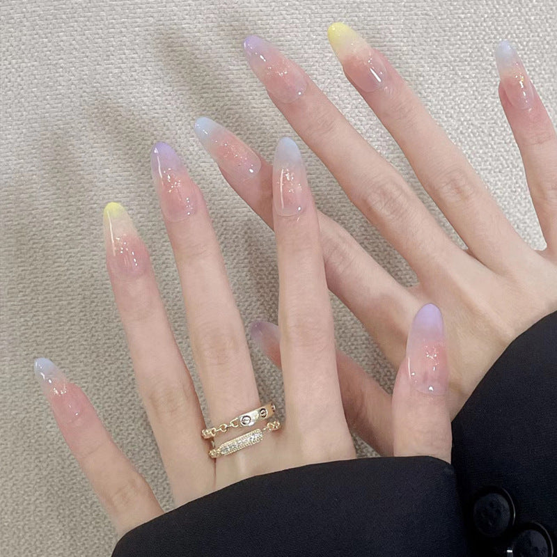 Elegantes Press-On-Nageldesign mit Strassakzenten Karnz