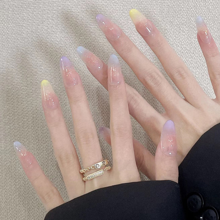 Elegante Druck-Nageltips mit goldenen Akzenten Karnz