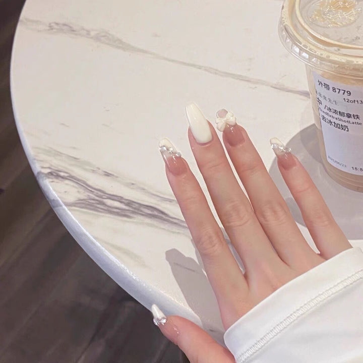 Elegante Press-On Nagelset mit dekorativen floralen Akzenten