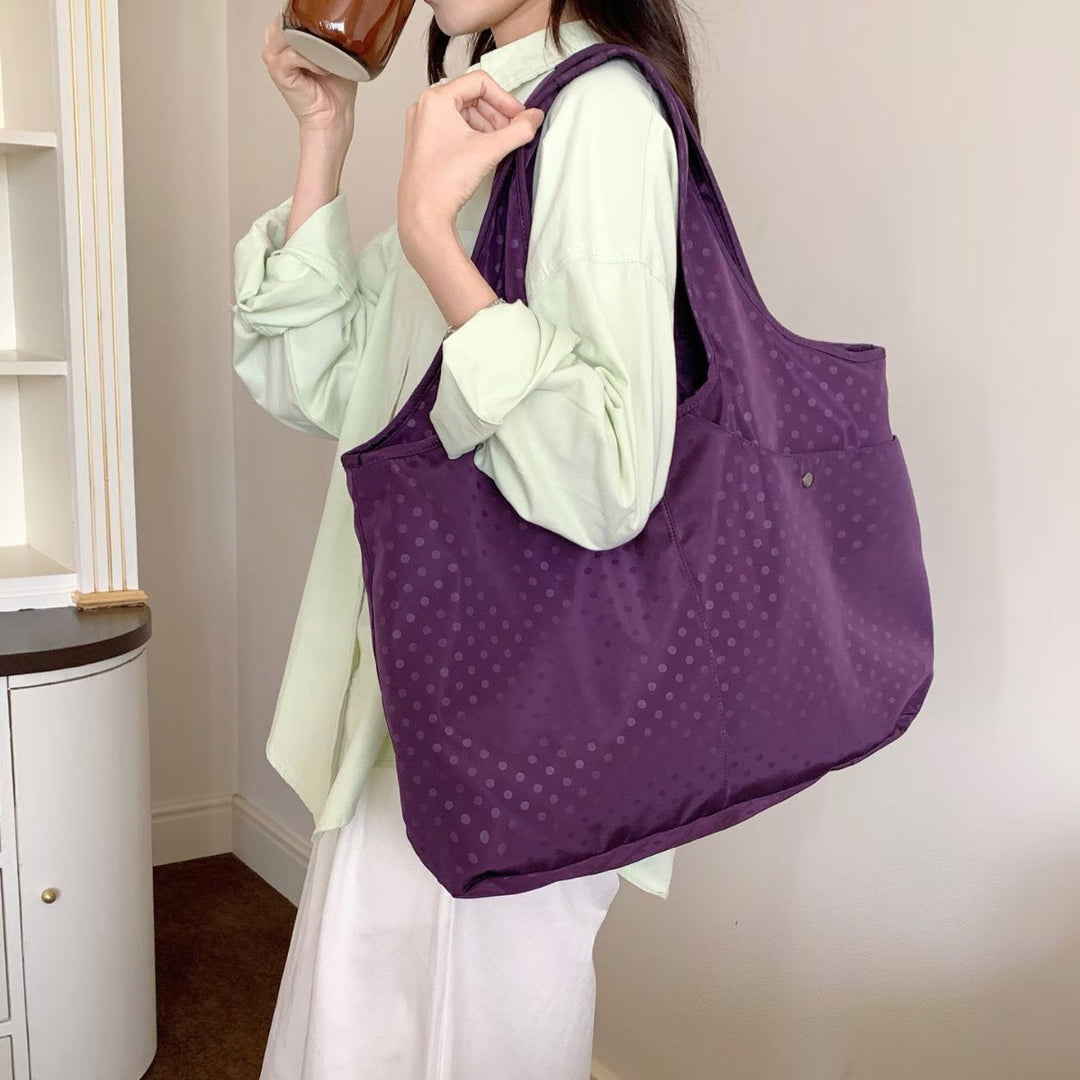 Geräumige Gepunktete Schultertasche