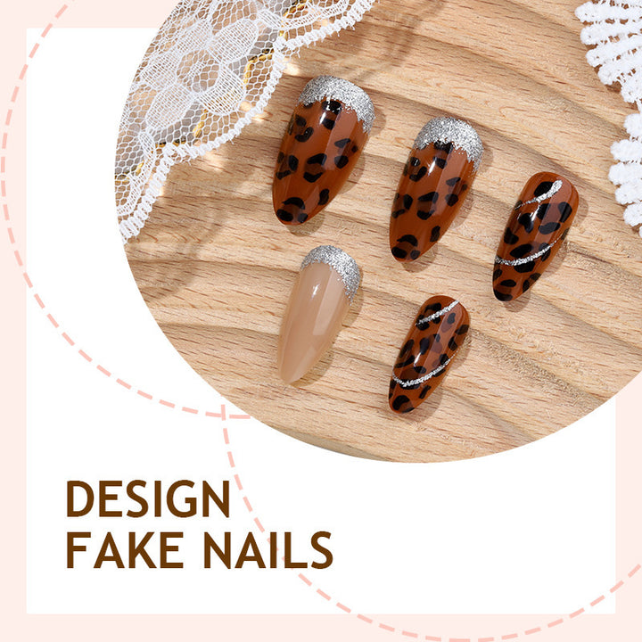 Kreatives Kunstnagelset mit Glitzer und Leopardenmuster Karnz