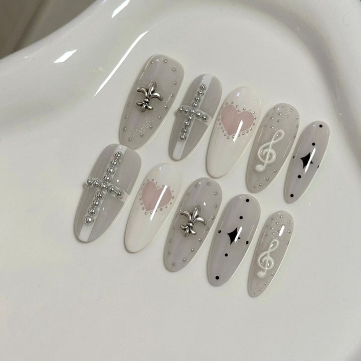 Elegantes Press-On-Nagelkunst-Set mit Charme und Juwelenelementen