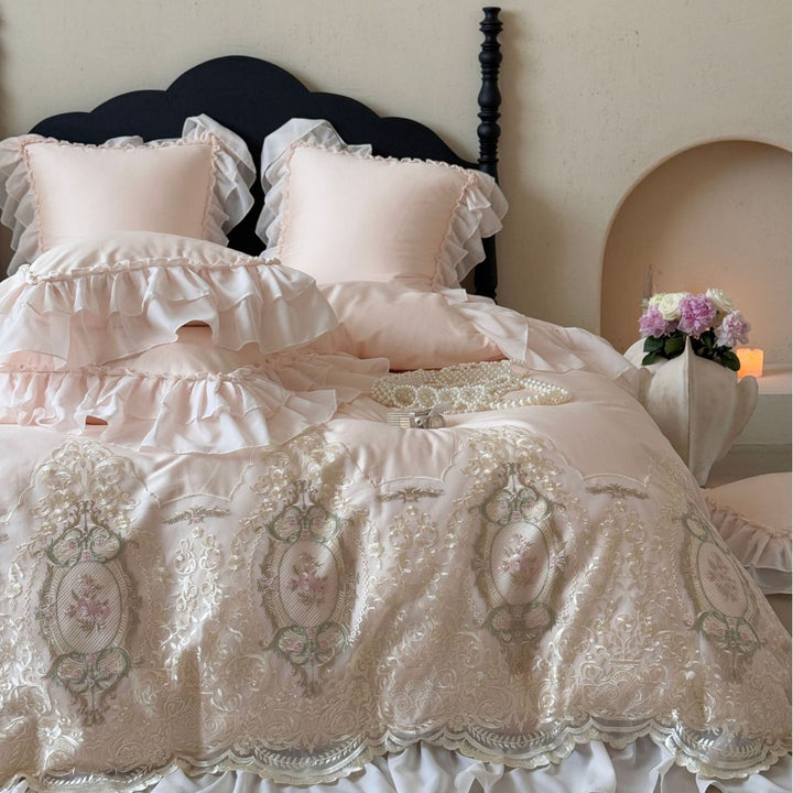 Luxuriöses Satin-Stickerei & durchsichtige Spitze Schichten Duvet Ensemble mit Rüscheneurobezügen
