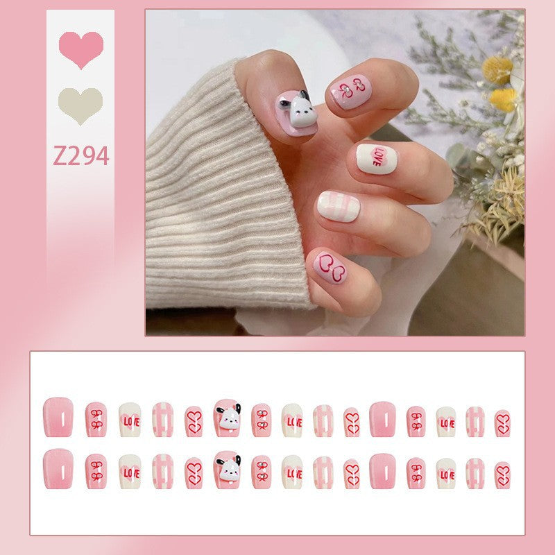 Kreatives Kunstnagelset mit modernen Herzmotiven Karnz