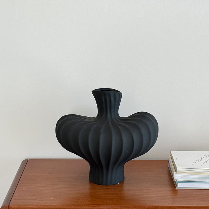 Skulptural hohe gerippte matte Keramik-Bud-Vase mit organischem S-Kurven-Profil