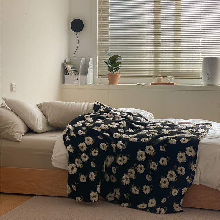 Kuscheldecke mit floraler Bouclé-Oberfläche und Minky-Wendefleece