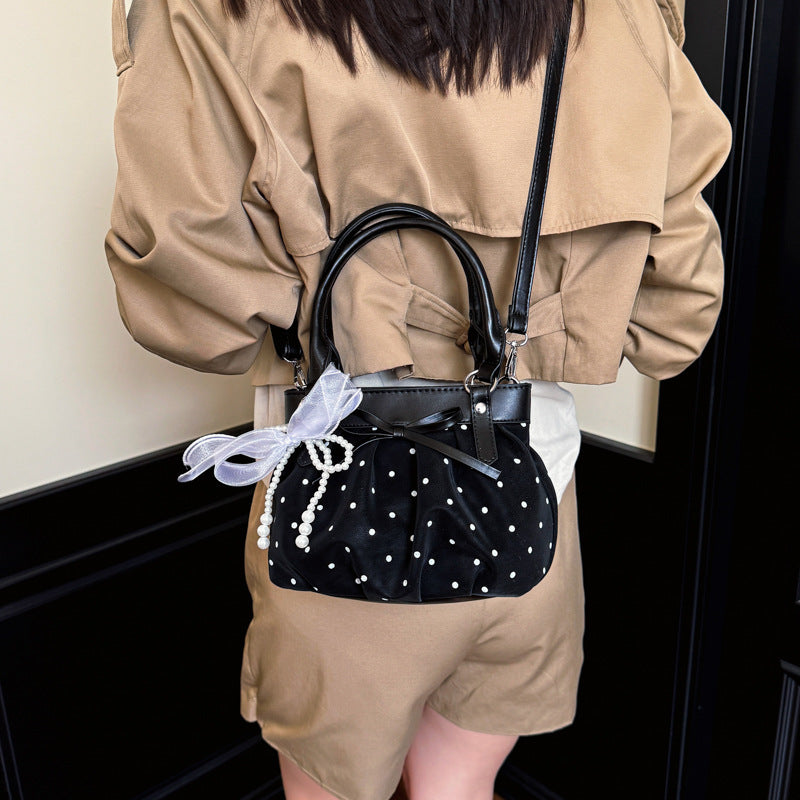 Stylische Pünktchen-Handtasche