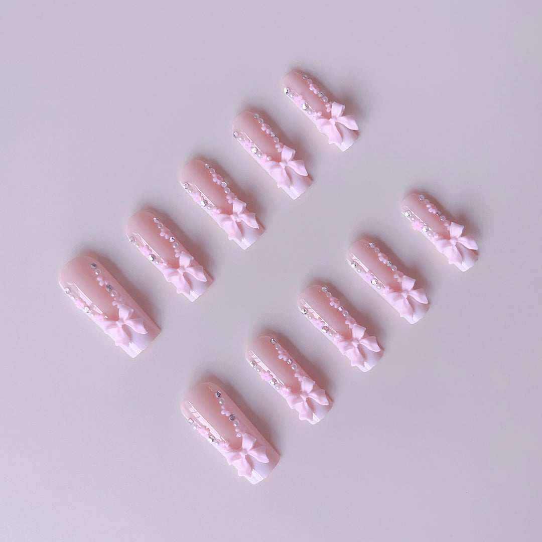 Kunstnagelset mit eleganten 3D-Blüten- und Perlenverzierungen Karnz