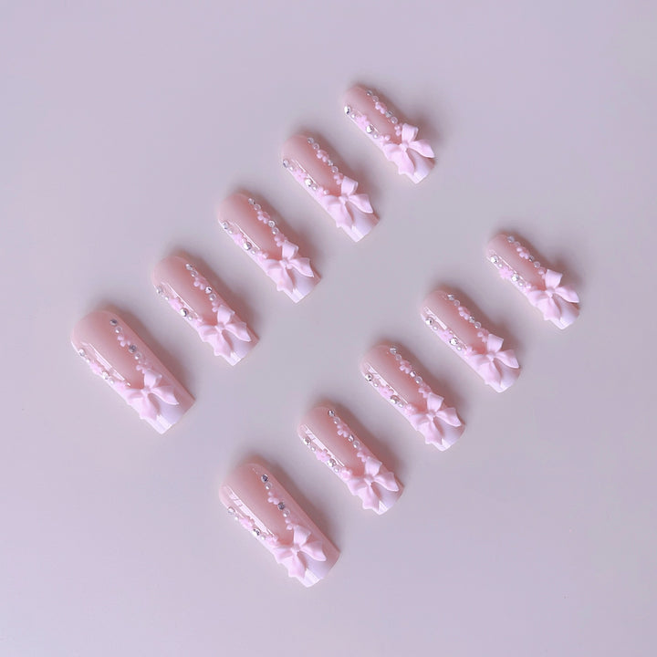 Kunstnagelset mit eleganten 3D-Blüten- und Perlenverzierungen Karnz