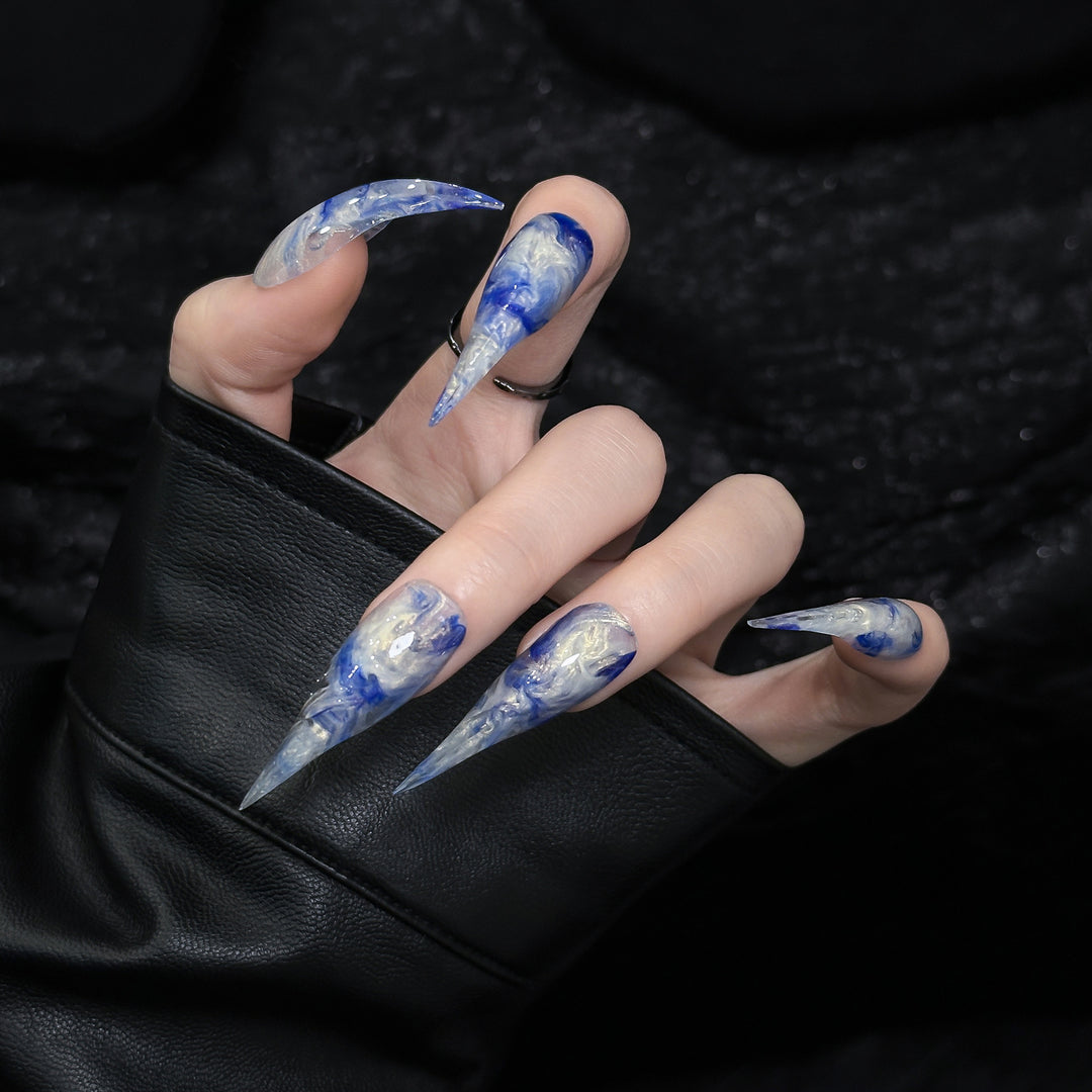 Stylische Acryl-Nagelkunst