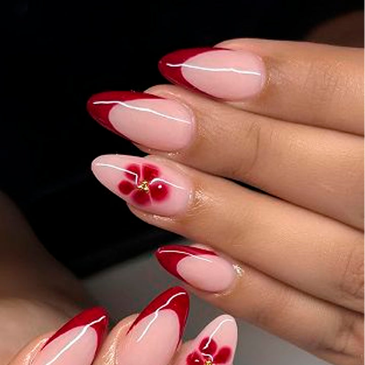 Elegante und kunstvoll gestaltete Stiletto-Nägel mit Blumendesign Karnz