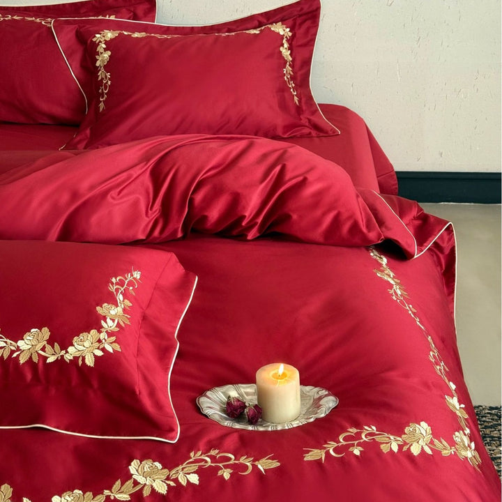 Luxuriöses Satin-Bettwäsche-Set mit floraler Goldstickerei und feiner Paspelierung