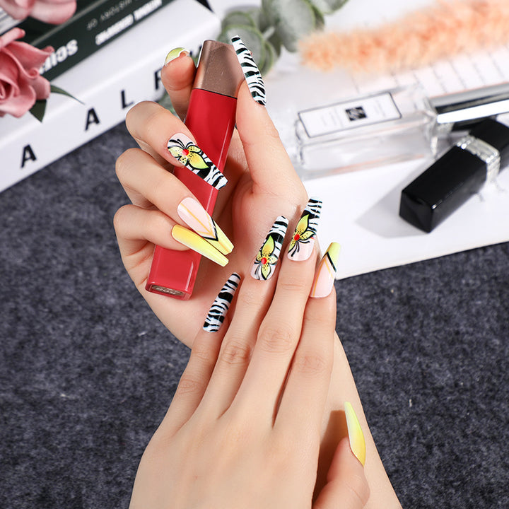 Kreative Kunstnägel mit Blumen- und Tierdesigns Karnz