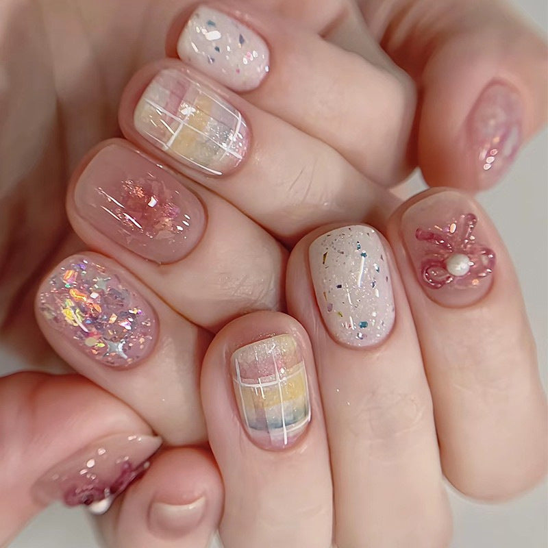Elegante Nagelkunst mit Glitzerkante Karnz