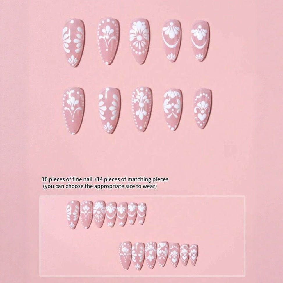 Kunstnagelset mit filigranen Blüten und eleganten Konturen Karnz