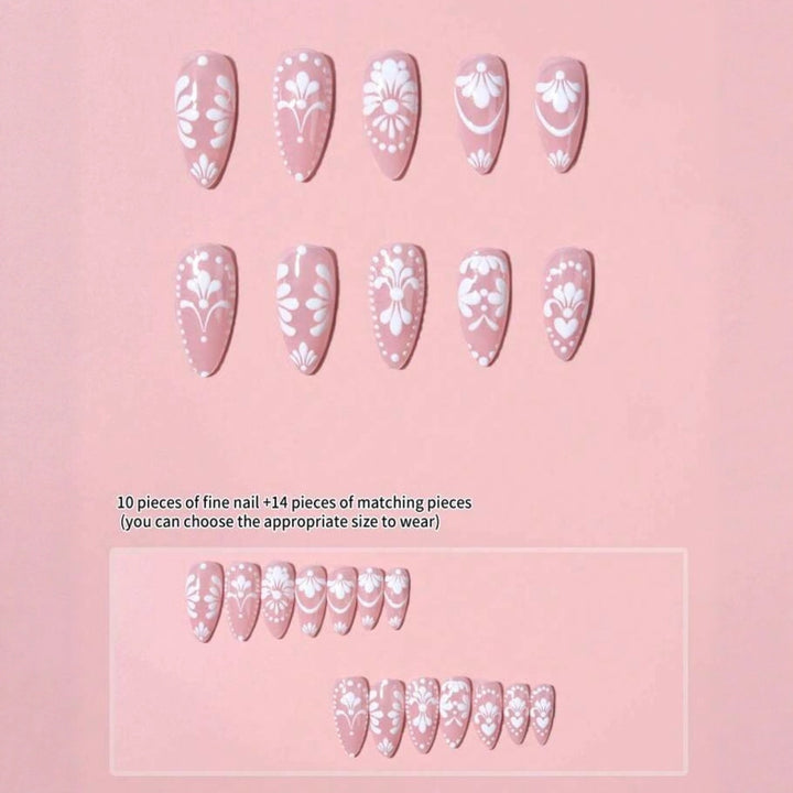 Kunstnagelset mit filigranen Blüten und eleganten Konturen Karnz