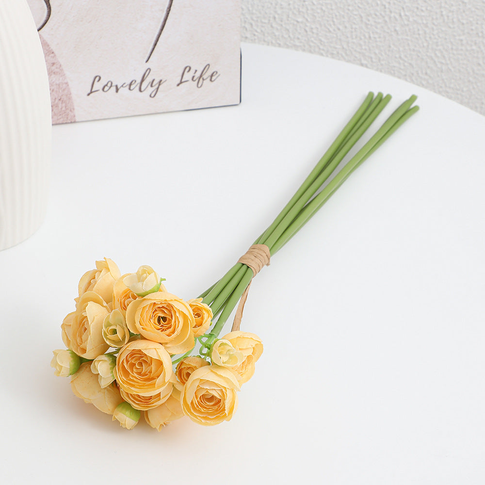 Dekorativer Kunststrauß mit eleganten Rosen Karnz