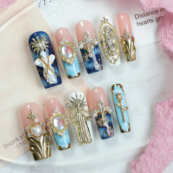 Elegante Kunstnägel mit glamourösen Verzierungen Karnz