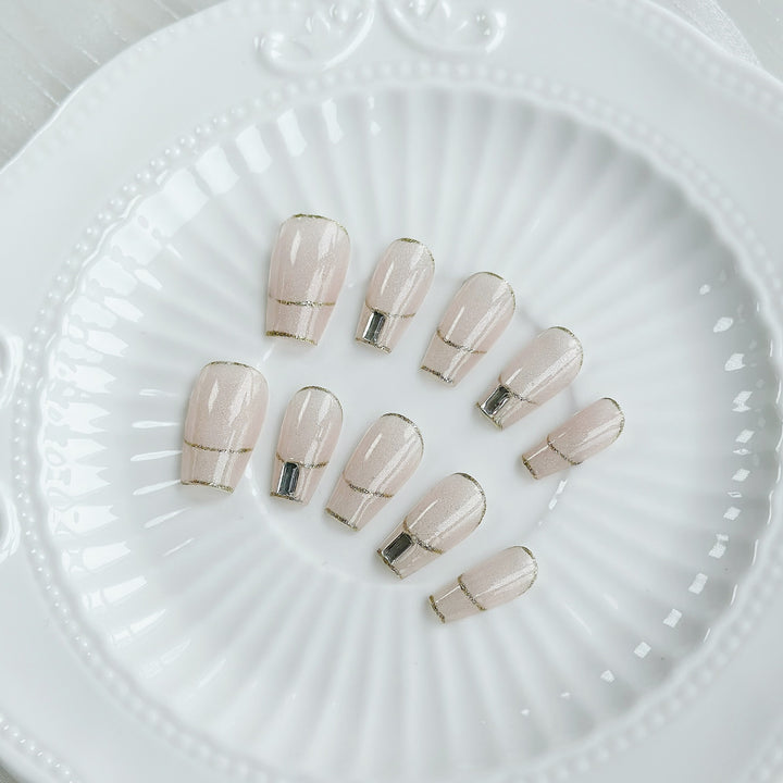 Elegantes Press-On Nagelset mit metallischen Akzenten
