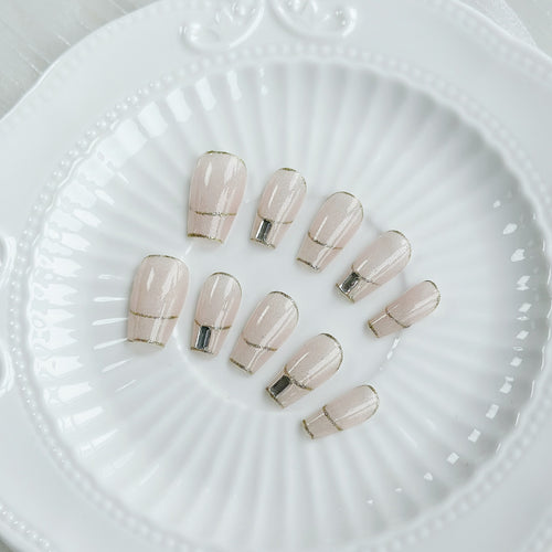 Elegantes Press-On Nagelset mit metallischen Akzenten