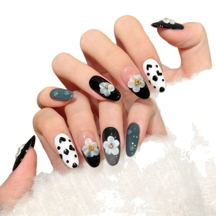 Floral Design Press-On Nail Set mit geometrischen Mustern