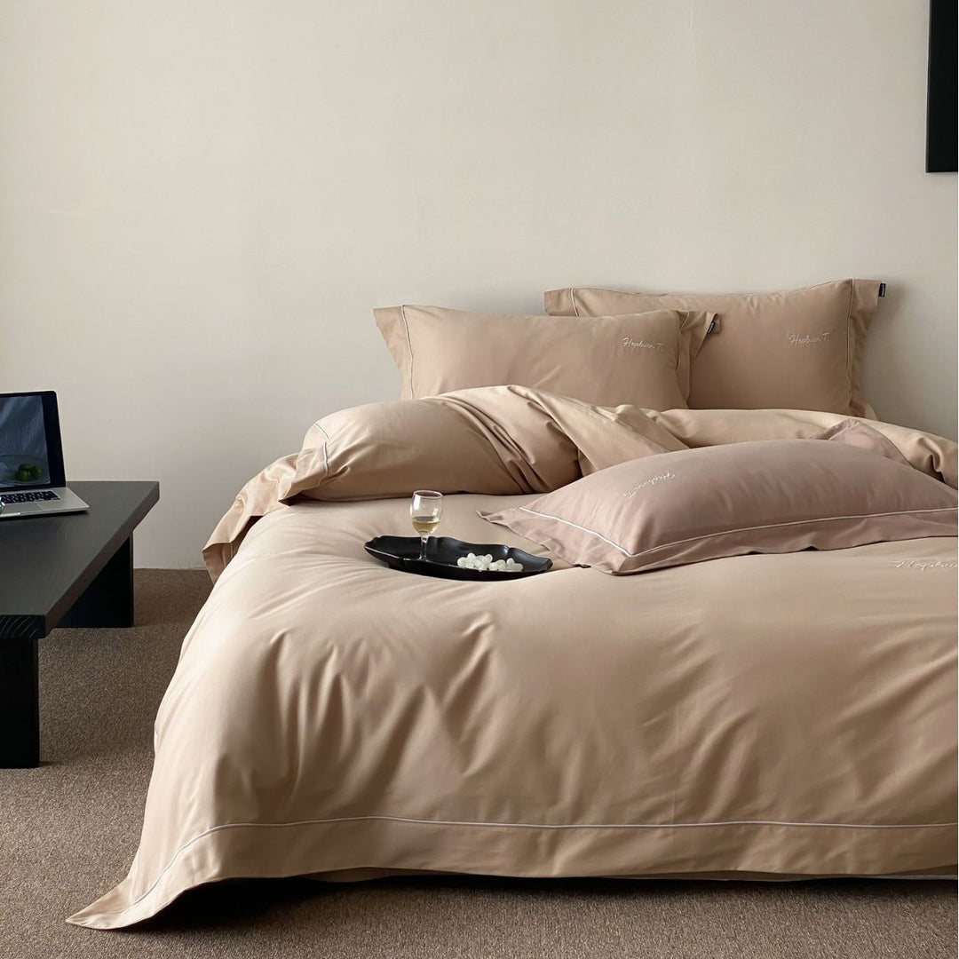 Elegantes Baumwollsatin-Bettwäscheset mit feiner Kederpaspel und Monogramm-Stickerei