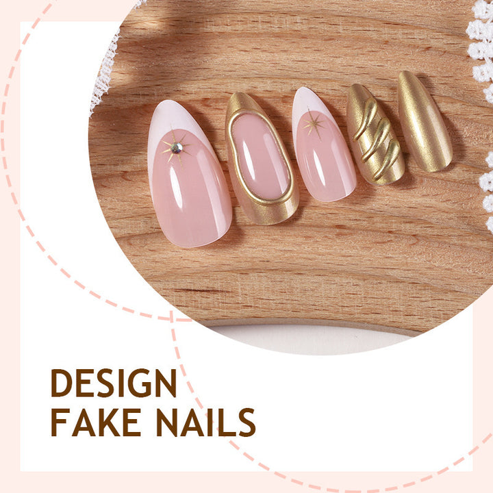 Elegantes Kunstnagelset mit goldenen Akzenten Karnz