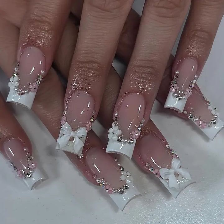 Kunstnägel mit eleganten 3D-Schleifen und Glitzerakzenten Karnz