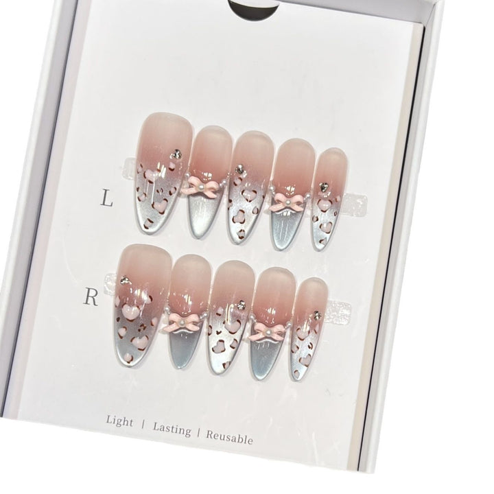 Dekoratives Press-On-Nageldesign mit Schleifenakzenten Karnz