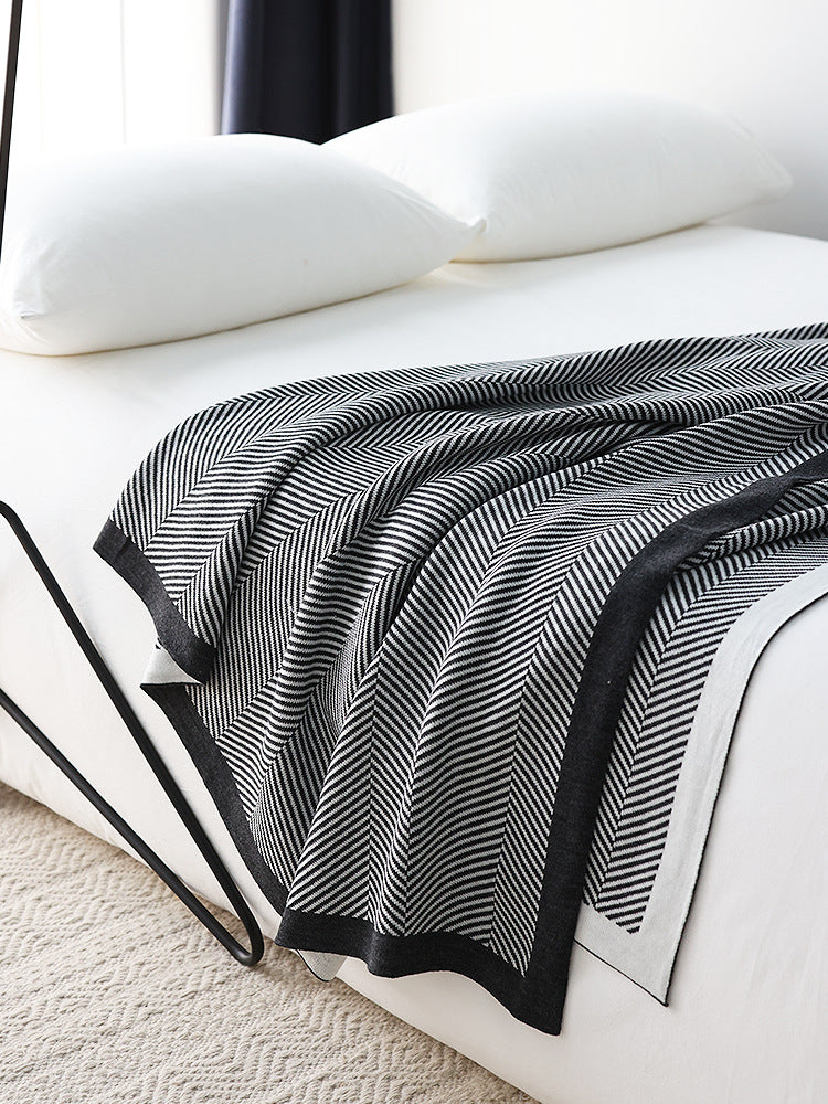 Zeitgenössische Chevron-Strickwurfdecke