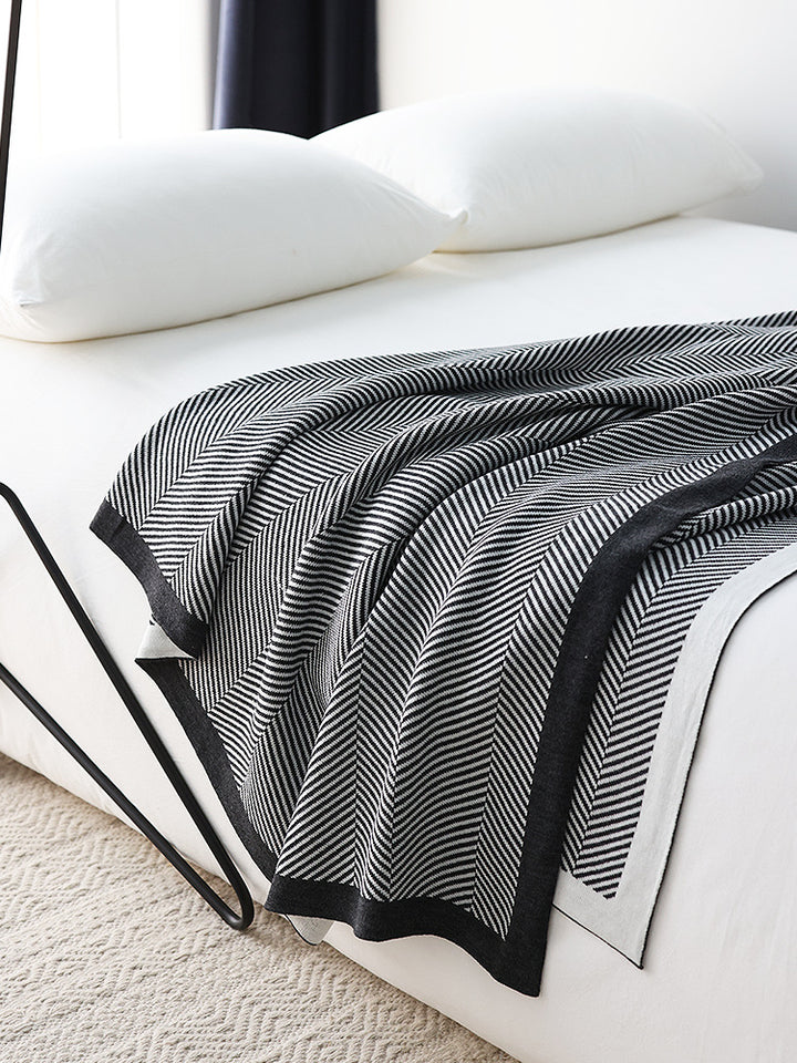 Zeitgenössische Chevron-Strickwurfdecke
