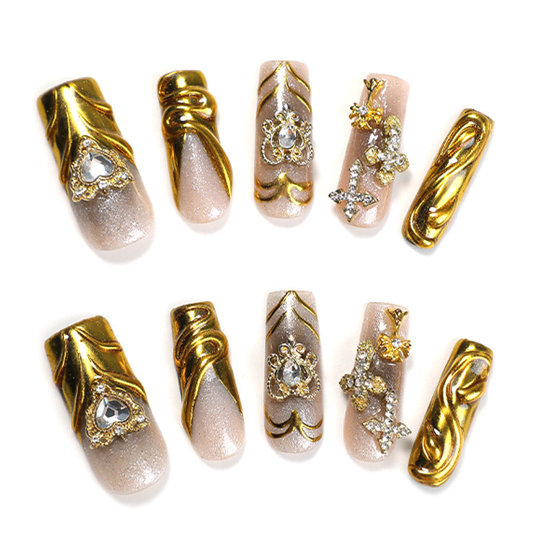 Kunstnagelset mit luxuriösen Goldverzierungen Karnz