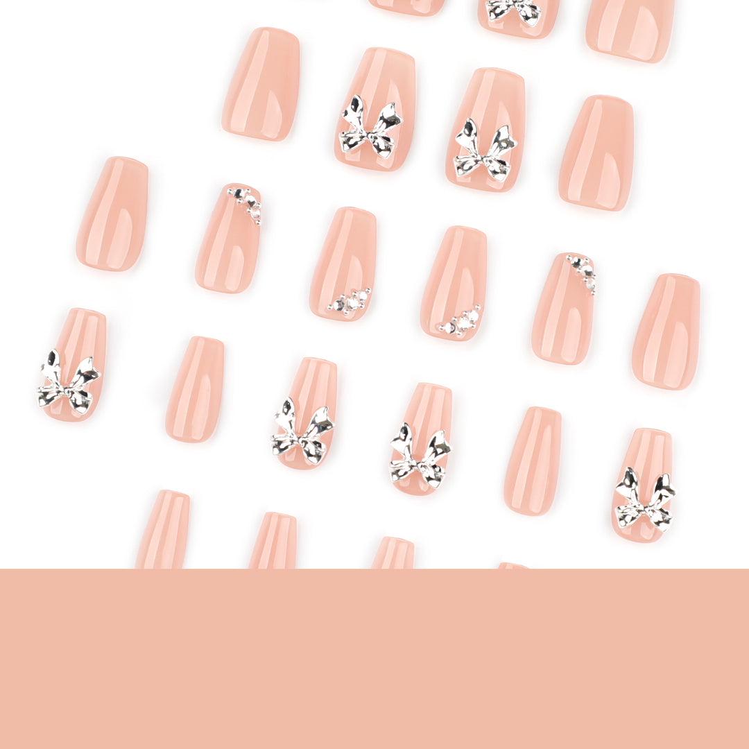 Kunstvolle Nagelverlängerungen mit glänzenden Akzenten Karnz