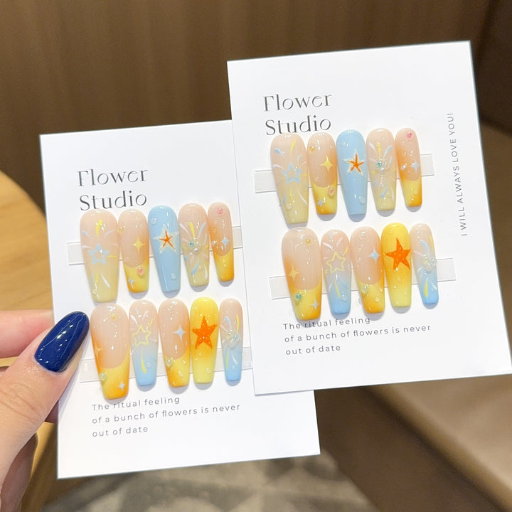 Kunstnägel Set mit Bunten Sternen und Floralem Design Karnz