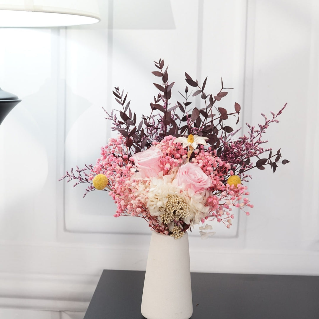 Künstliches Blumenarrangement mit dekorativer Vase