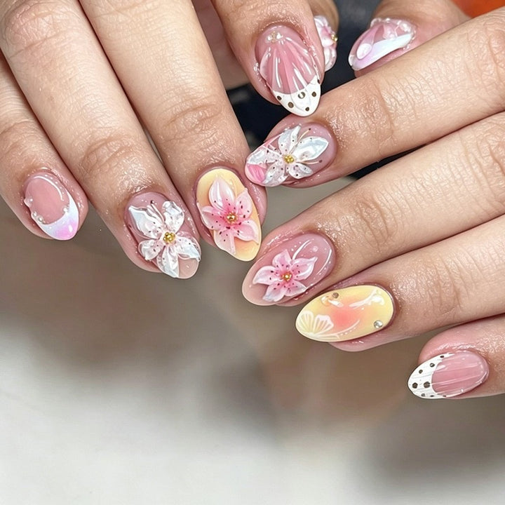 Kunstnagelset mit zarten floralen Designs und eleganten Akzenten Karnz