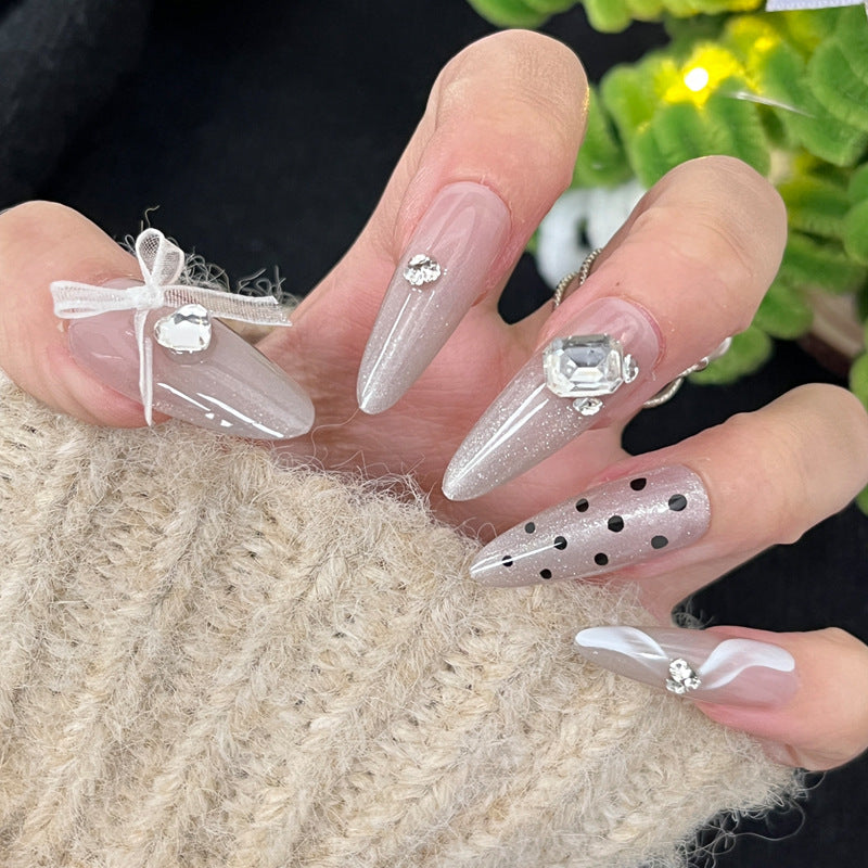 Dekorative Stiletto Press-On Nägel mit Rhinestone-Verzierungen Karnz