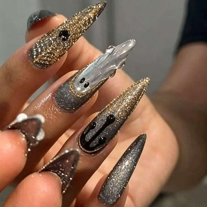 Kunstnagelset mit glamourösen Metallic-Elementen und filigranen Details Karnz