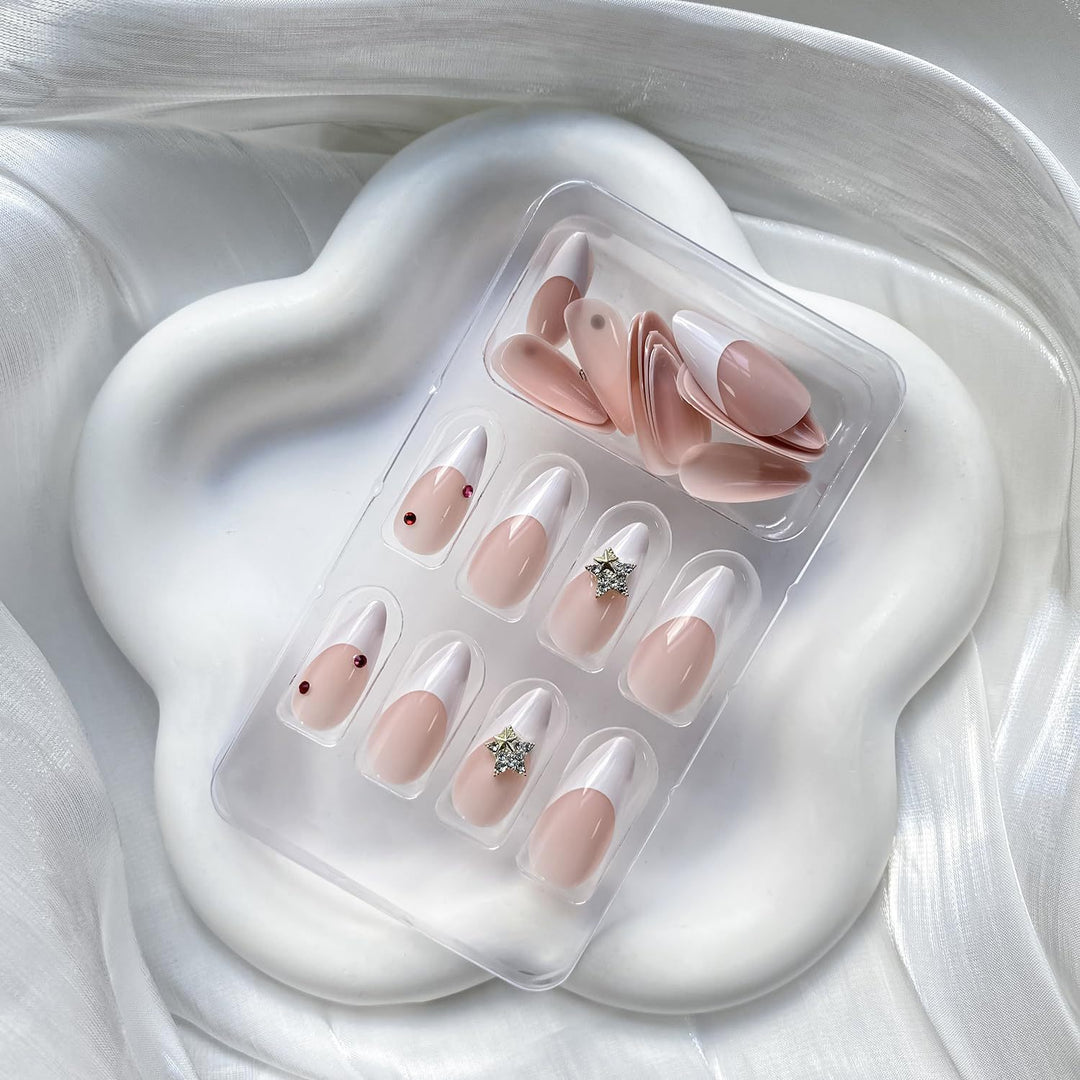 Kunstnagelset mit eleganter französischer Spitze und funkelnden Akzenten Karnz